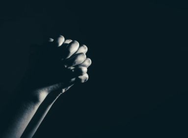 imádkozó kezek