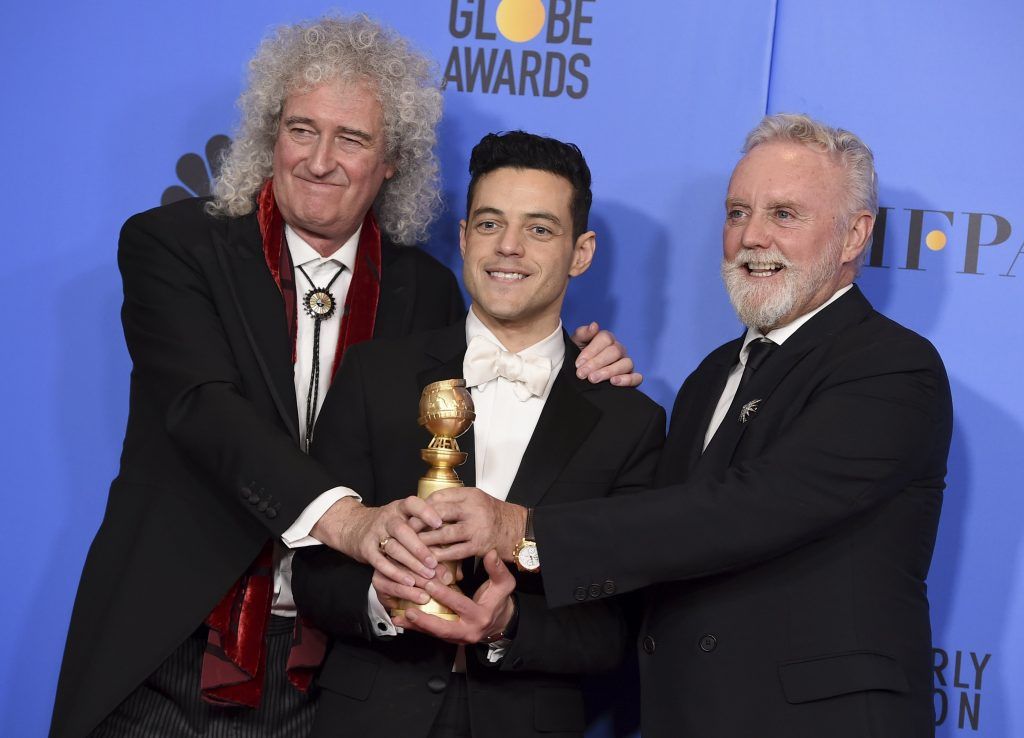Rami Malek amerikai színész Brian May és Roger Taylor brit zenészekkel, az egykori Queen rockzenekar tagjaival, miután átvette a legjobb drámai színésznek járó elismerést a Bohém rapszódia (Bohemian Rhapsody) című alkotásban nyújtott alakításáért a Hollywoodban akkreditált külföldi újságírók szövetségének (HFPA) évente rendezett gálája, a Golden Globe-díjak 76. átadóünnepségén a kaliforniai Beverly Hillsben 2019. január 6-án.