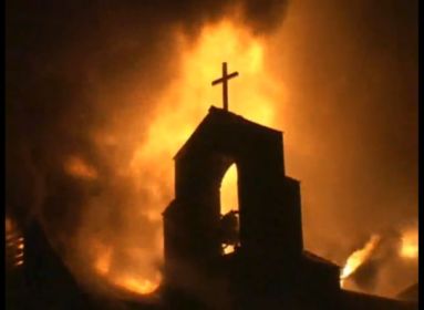 Magyar ateisták égő templomokat ugrálnak körbe