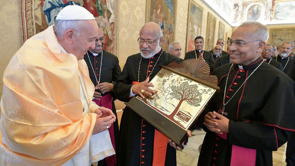 Szír-malabár katolikus egyházvezetők ajándékot adnak át Ferenc pápának. Forrás: Vatican News