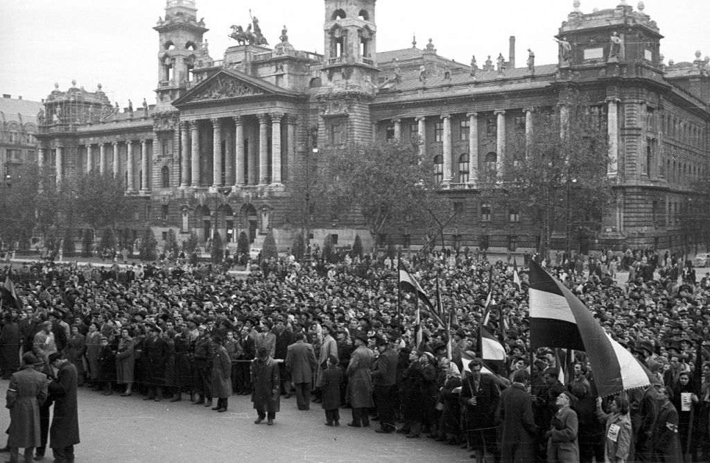 Tömeg a Kossuth téren 1956-ben (Forrás: Fortepan.hu)