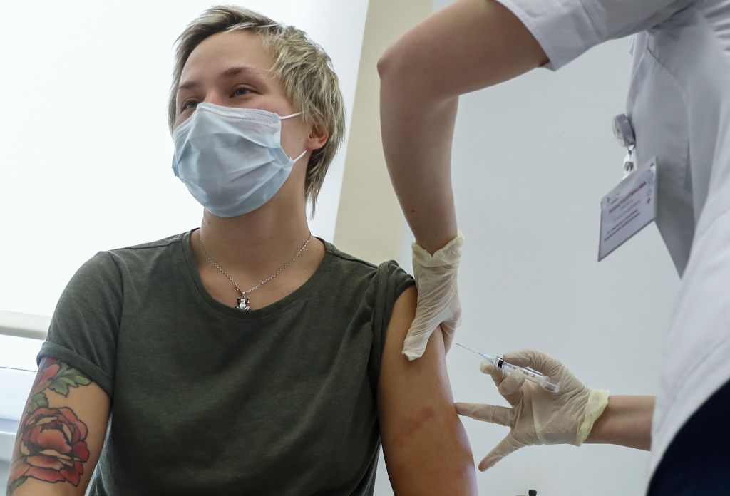 A Covid-19 megelõzésére szolgáló Szputnyik V vakcinát adja be egy páciensnek egy ápoló egy moszkvai kórházban 2020. december 5-én. Oroszországban orvosok és tanárok ezrei jelentkeztek a mai napon kezdõdött tömeges beoltásra.