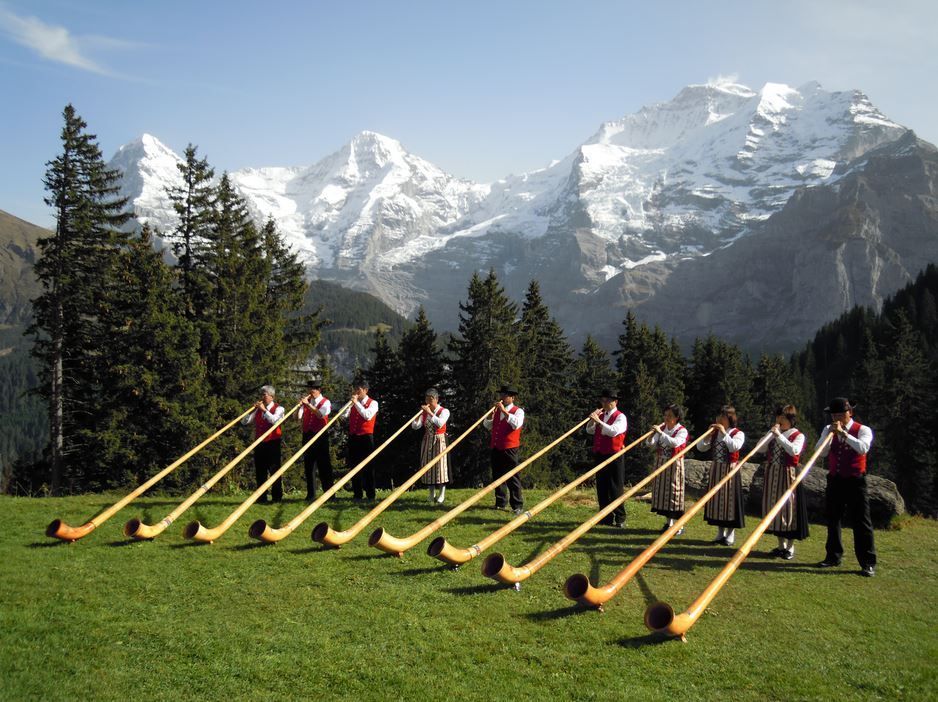 Alpesi kürtön játszó svájciak népviseletben.