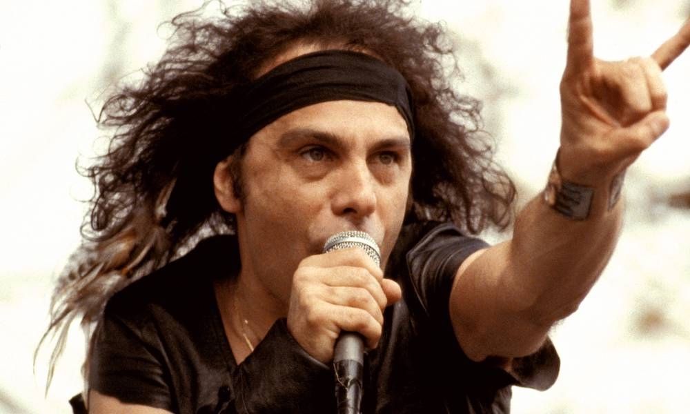 Ronnie James Dio az általa elhíresült metálvilla jelét mutatja.