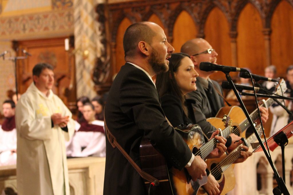 Az Eucharist együttes a szentáldozási ének éneklése közben a Mise Gitáron bemutatóján aMátyás-templomban 2014-ben