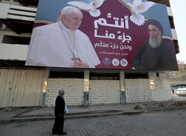 Ferenc pápát plakátokkal várják Irakban.