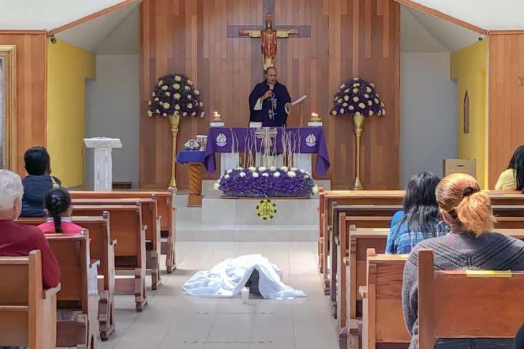 A mexikói férfi az oltár előtt térdelve hunyt el. Még abban az órában elmondták érte a halotti misét.