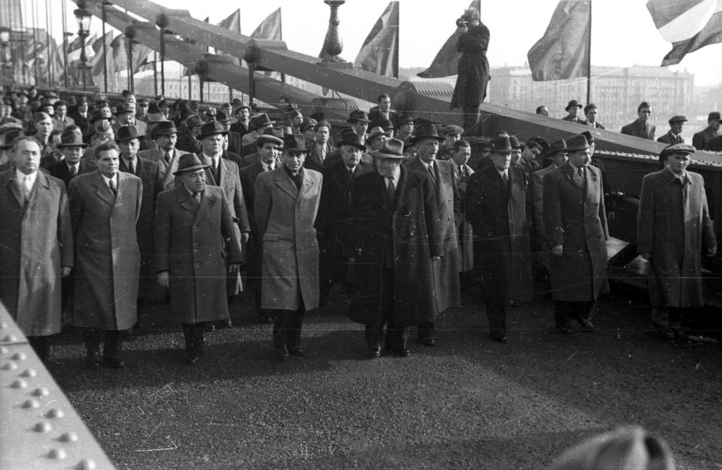 Az újjáépített híd átadási ünnepsége: Vas Zoltán, Dobi István, Rákosi Mátyás, Gerő Ernő, Bebrits Lajos és kettővel mellette Kádár János, 1949. (Forrás: Fortepan.hu)