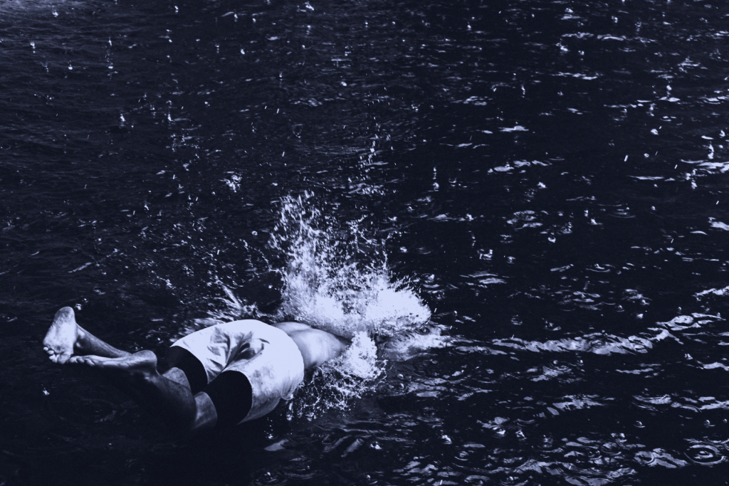 A férfi, aki az üldözött keresztényekért a jeges Dunában fürdik