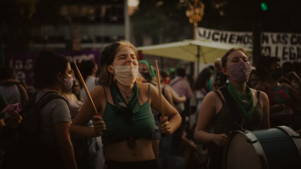 Fiatal nők ünneplik az abortusz legalizálását Argentínában.