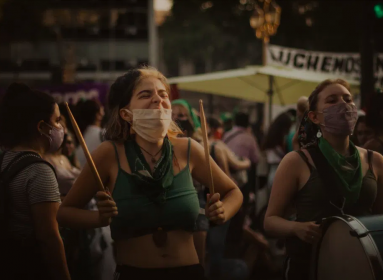 Fiatal nők ünneplik az abortusz legalizálását Argentínában.
