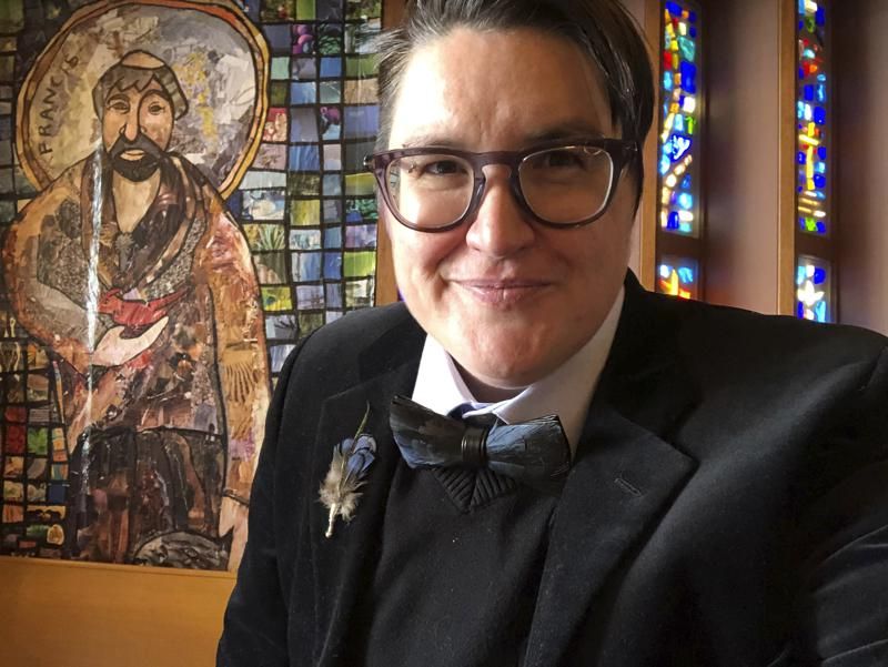 transznemű, evangélikus püspök