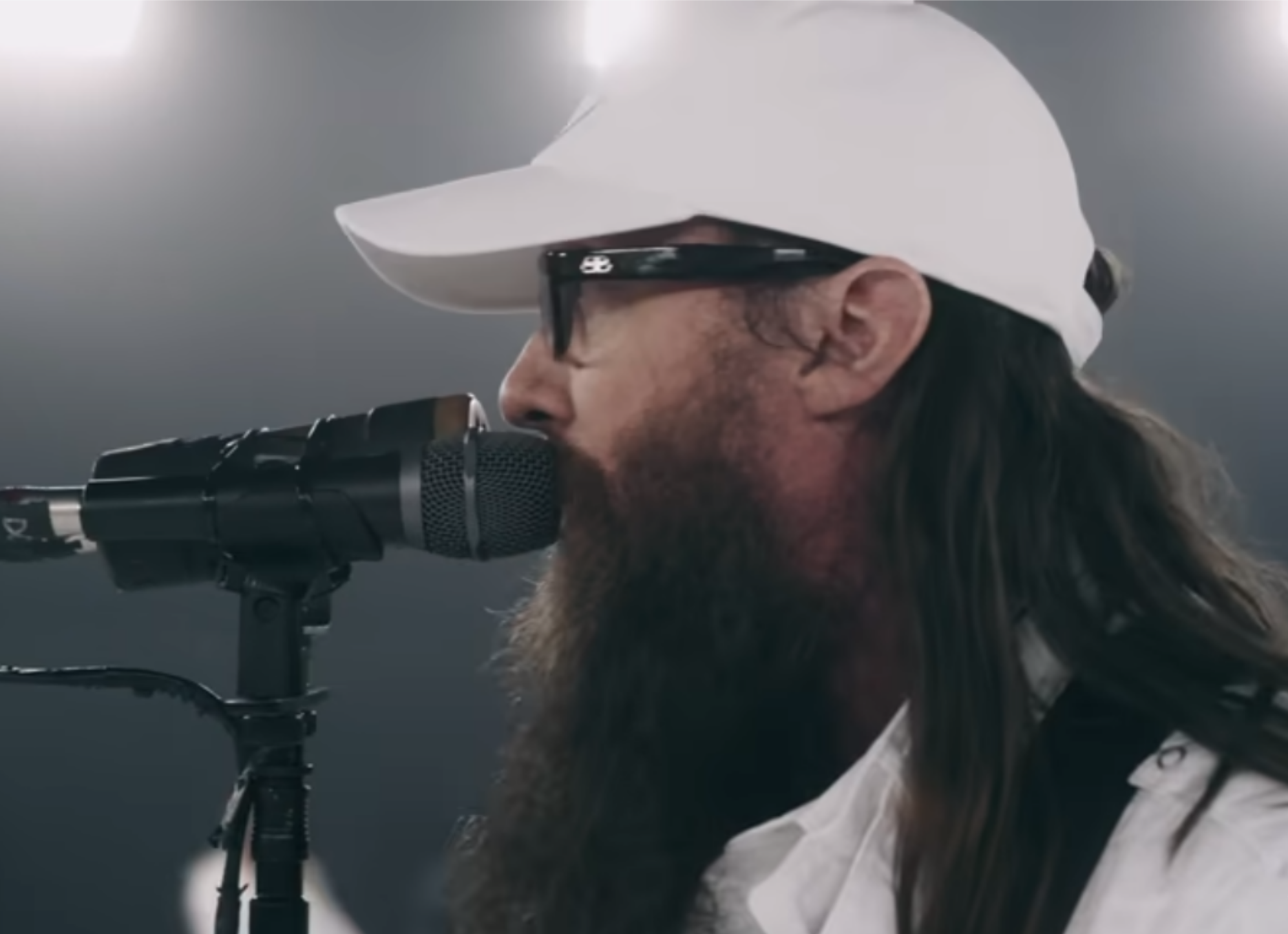 David Crowder, a szakállas dicsőítő a baj ellenére is dicsőíti Istent