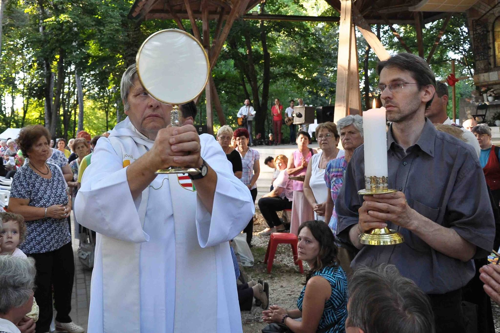 A világnak Krisztus kell! A Szeretetláng mozgalom a járvány megszűnéséért imádkozik