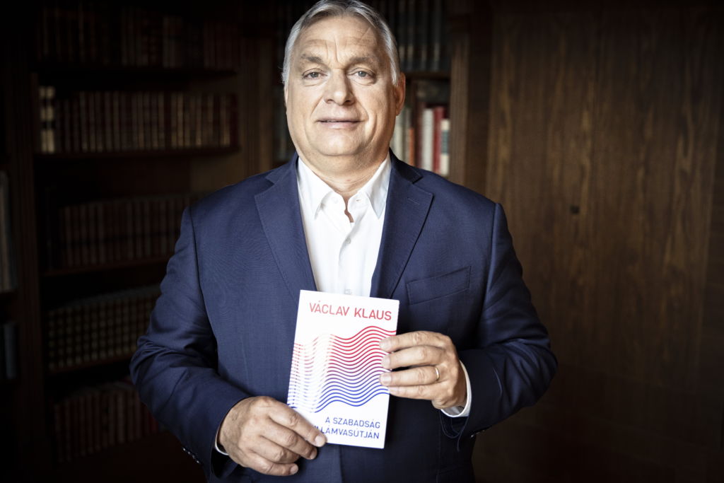 Orbán Viktor Václav Klaus könyvével