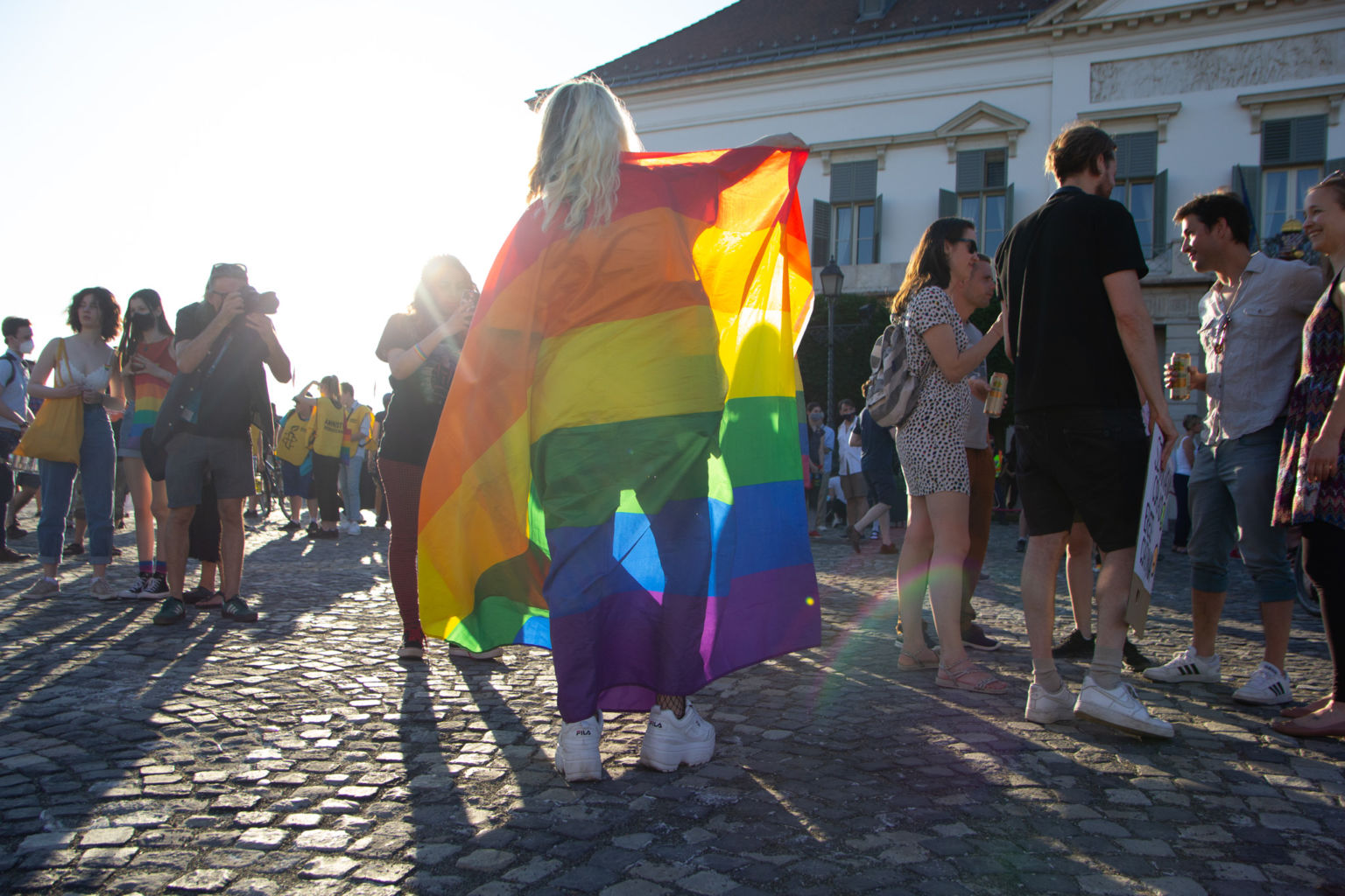 LMBTQ-tüntetés a Sándor-palota előtt 2021. június 16-án