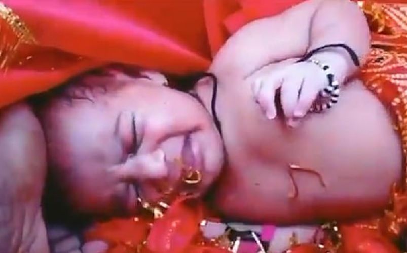 Gangeszből mentett csecsemő