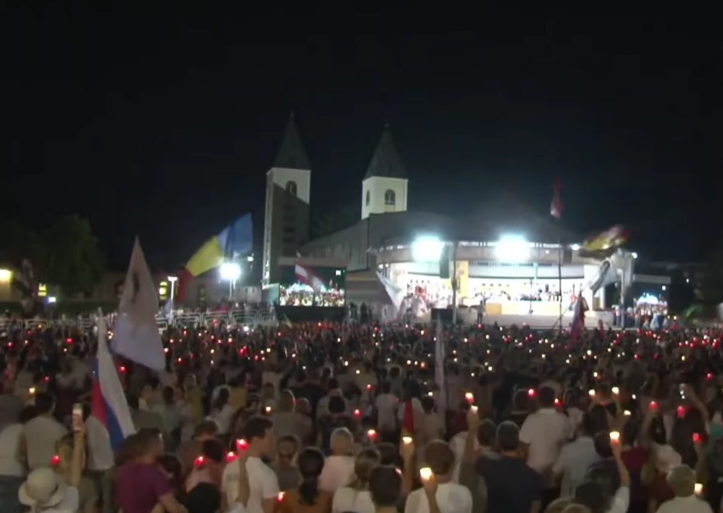 Táncoló, énekelő, közösen imádkozó fiatalok, papok és szerzetesek Mária köténye körül Međjugorjéban.