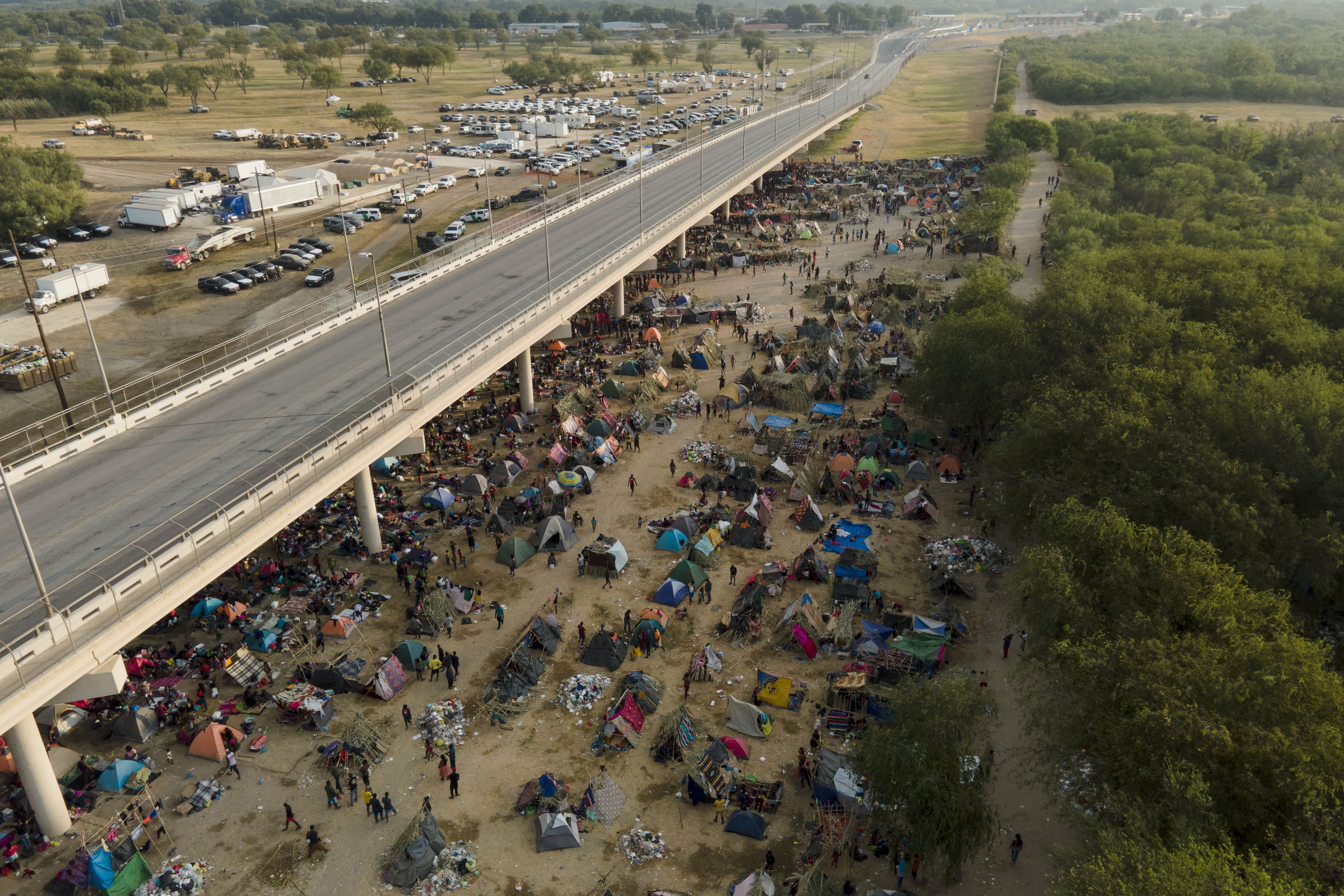 Mexikó autóbuszokkal szállítja a migránsokat az ország déli részére, minél messzebb az USA-tól