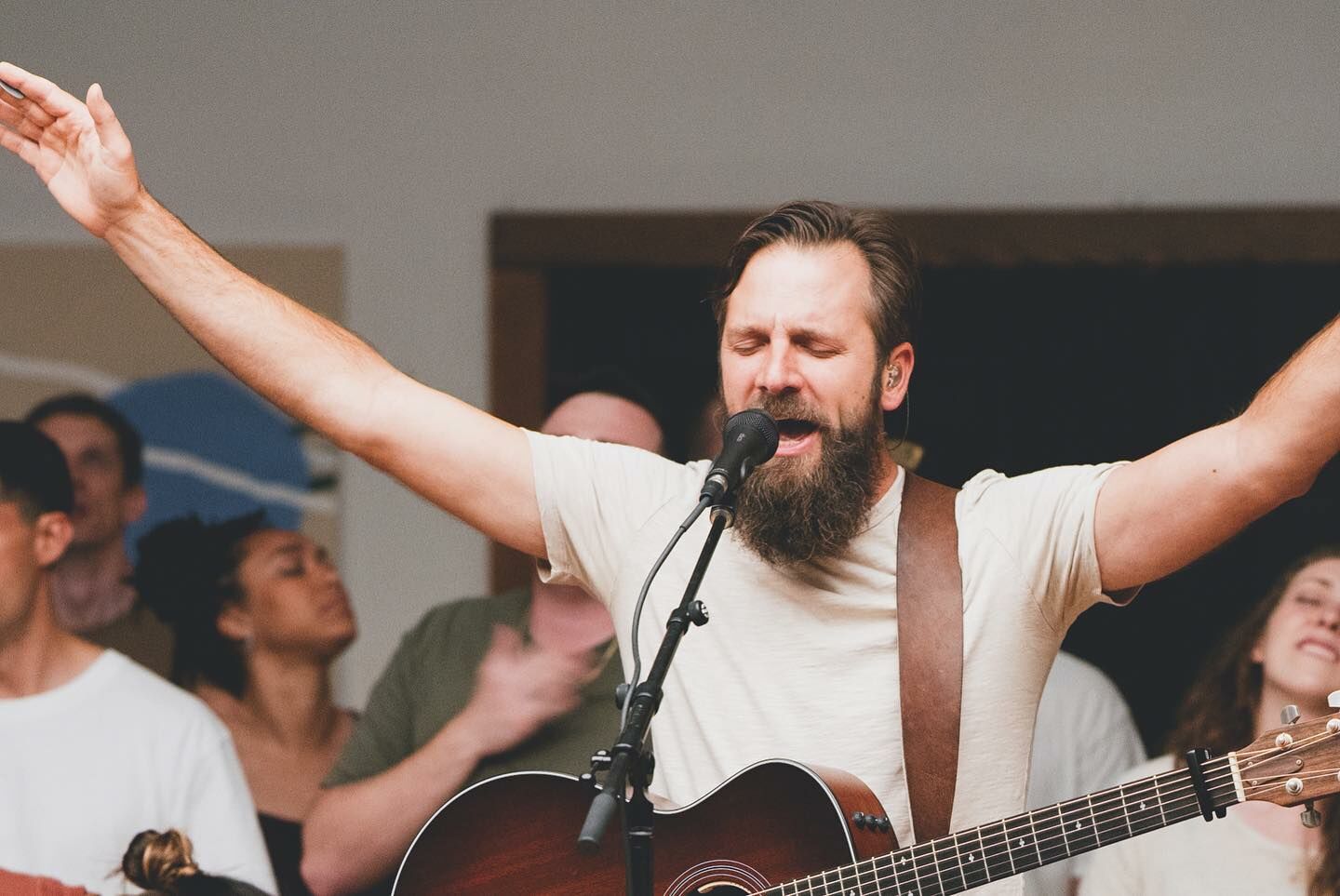 A Bethel Mucic csapata Isten megtapasztalható jelenlétéről énekel és tesz tanúságot