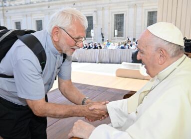 „Isten áldjon!” - elköszönt Ferenc Pápa a magyar fokolár paptól