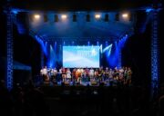 A Dicsőítő Sziget minden résztvevője az esemény koncertjének fináléjában, 2022-ben.