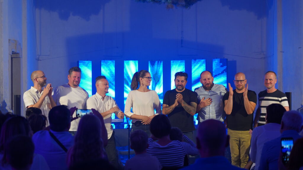 Mező Misi, Szabó Balázs, Zámbori Soma és az Eucharist csapata az örömhírt hozta el Veszprémbe – dalban és versben.