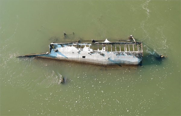 A második világháborúban elsüllyedt hajó roncsa a Duna árterében a folyó alacsony vízállásakor Vámosszabadi határában 2022. augusztus 17-én. MTI/Krizsán Csaba