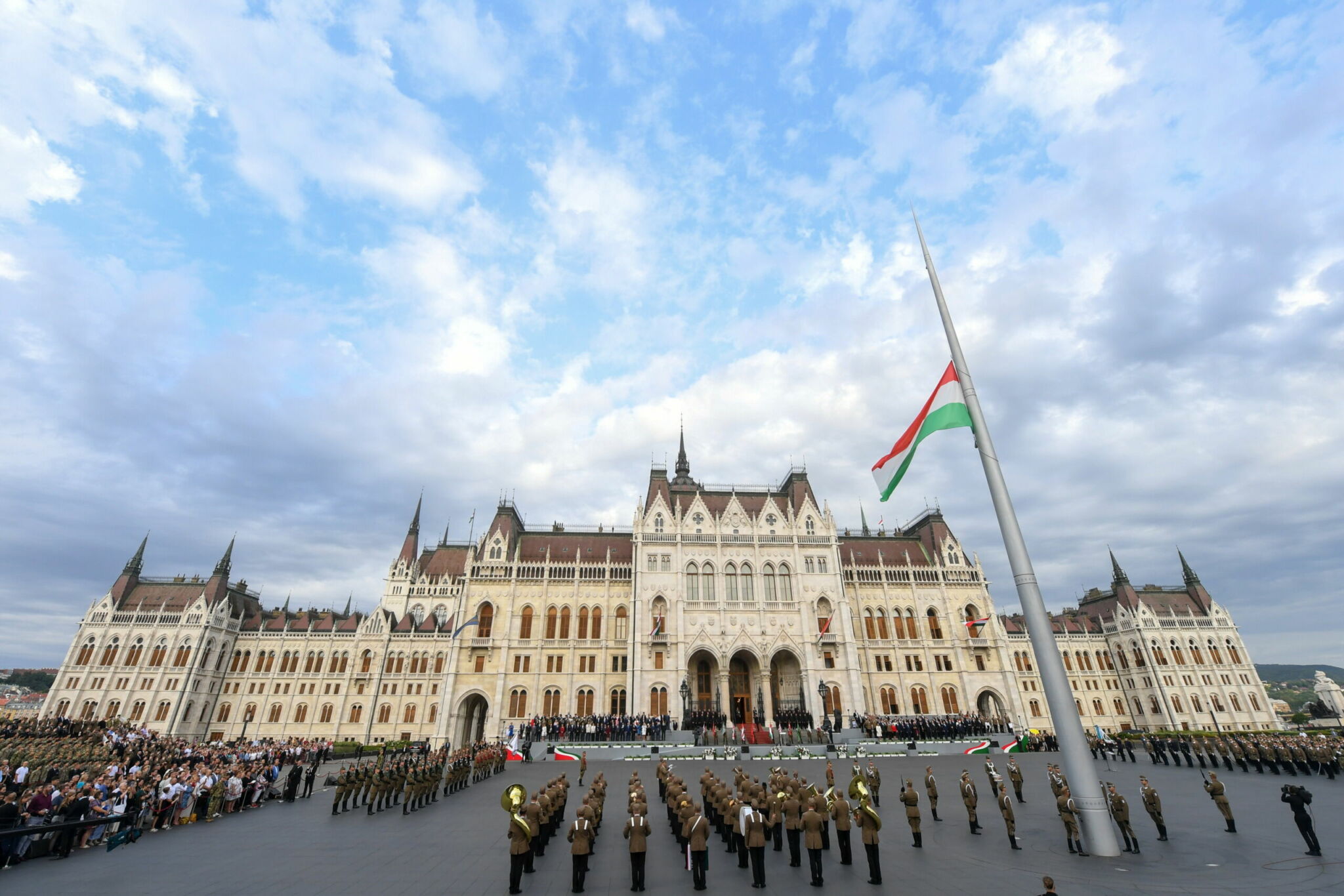 Felvonták a nemzeti lobogót az Országház előtt