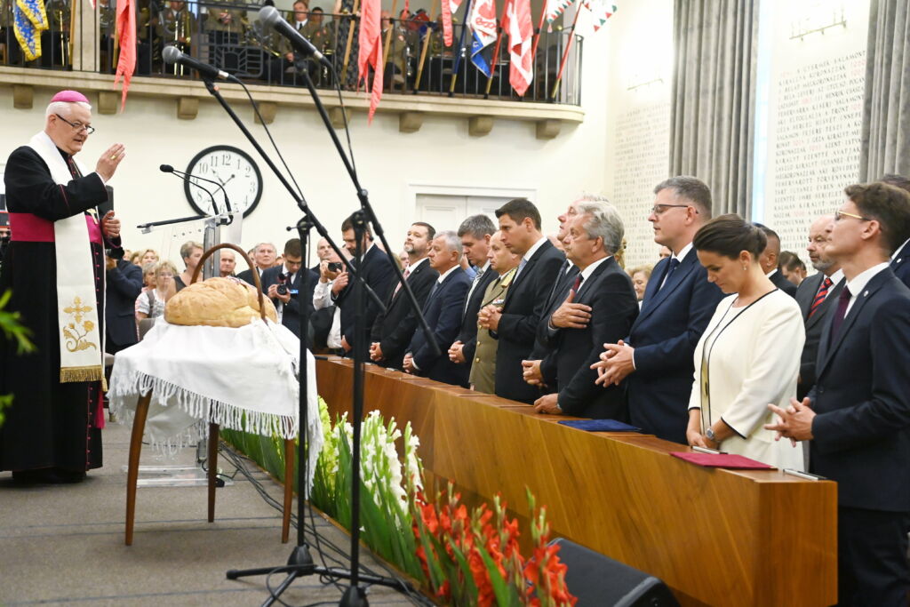 Spányi Antal székesfehérvári megyés püspök megáldja az új kenyeret