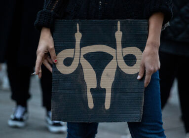 „Kifelé a méhemből” - abortuszpárti tüntetést tartottak Budapesten