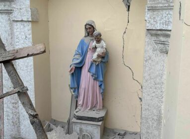 Minden összedőlt, csak a Mária szobor maradt sértetlen a törökországi székesegyházban