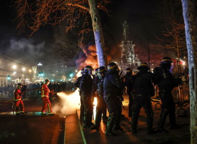 Felgyújtották a bordeaux-i városházát a francia tüntetők - VIDEÓ