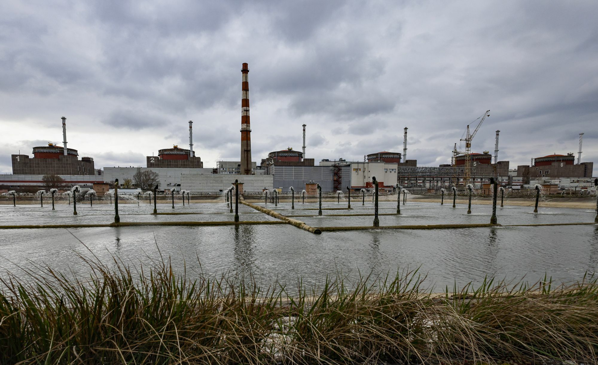 Где запорожская аэс находится в каком городе. Запорожская АЭС Энергодар. Росэнергоатом Запорожская АЭС. Водохранилище ЗАЭС. Атомная станция в Запорожье.