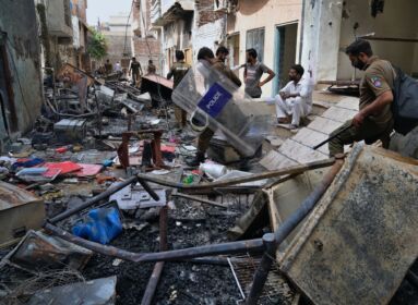 Pakisztánban feldühödött muszlimok rátámadtak egy keresztény férfira és fiára, és felgyújtották a házukat