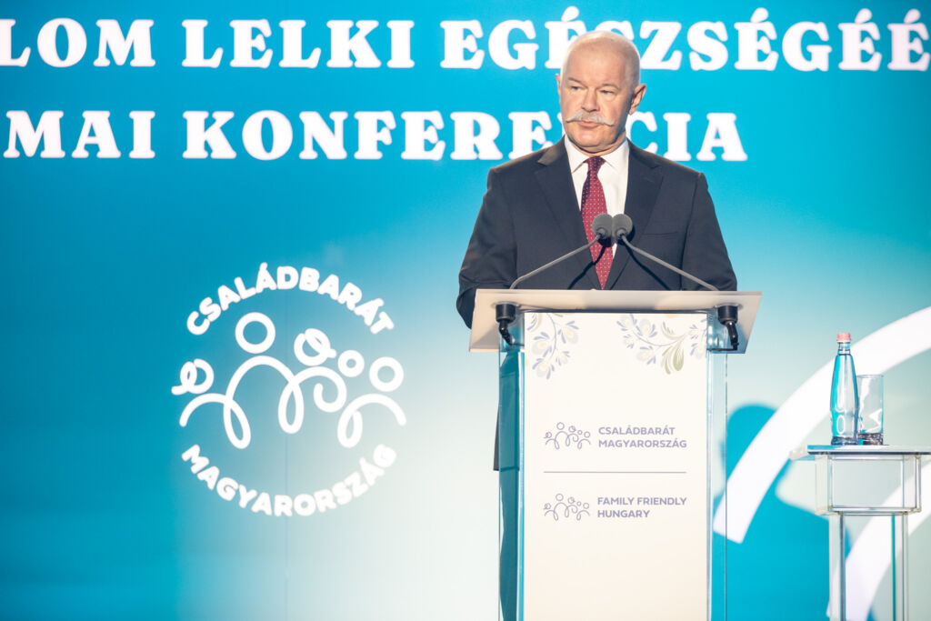Csák János kulturális és innovációs miniszter beszédet mond a Generációk között - Nemzedékek együttműködése a társadalom lelki egészségéért című konferencián a Bálna Budapestben 2023. november 17-én. Fotó: Szennyes Mrisztián/Vasarnap.hu