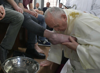 Ferenc pápa egy római börtön rabjain teljesíti a lábmosás szertartását nagycsütörtökön