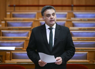 Latorcai Csaba: Magyar Péter olyan baloldalivá vált politikus, akit a guruló dollárokban érintett baloldaliak vesznek körül - VIDEÓ
