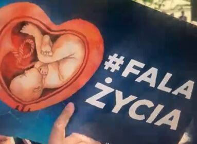 Ezrek tüntettek Varsóban az abortusztörvény liberalizálása ellen (VIDEÓ)
