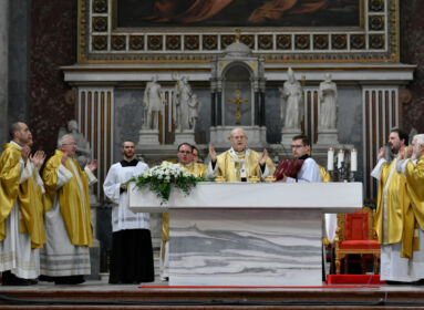 A pápa által megáldott márványtömbből készült el az esztergomi bazilika új misézőoltára