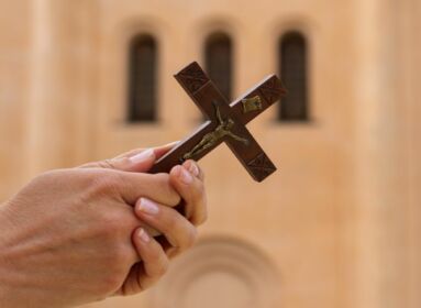 „Mindig imádkozni fogok érted” - Megbocsájt támadójának a megkéselt ausztrál püspök