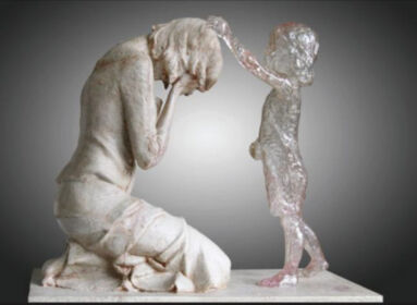 Misével fogadják a „Meg nem született gyermek” szobrát - Az abortuszon átesett nők fájdalmára hívja fel a figyelmet