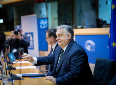 Orbán Viktor: A liberálisok és a kommunisták azonos módon cselekszenek, példa erre Brüsszel
