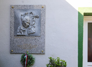 Abdán szívügyüknek tekintik Radnóti Miklós emlékének ápolását - Domborművet avattak a költő születésének 115. évfordulóján