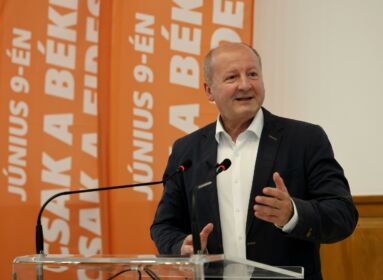 Simicskó István: A Fidesz-KDNP együttműködését a kereszténydemokrata fundamentum és a nemzeti érdekek képviselete jellemzi