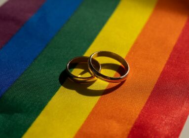 Katolikus pap áldotta meg a homoszexuális „házasokat”