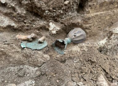 Ujjak közt tartott ezüst áldozókészlet került elő a Nemzeti Régészeti Intézet feltárása során a Tisza-tó mellett