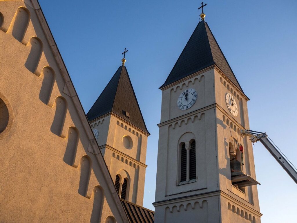 Kiemelték a veszprémi Szent Mihály Főszékesegyház nagyharangját. Fotók: Nagy Lajos