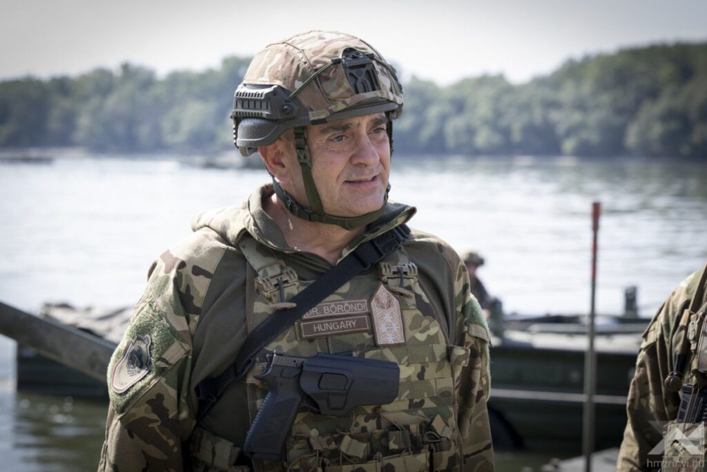 A vezérezredes hangsúlyozta: a "Szeretem, megvédem!" toborzókampánynak köszönhetően több mint 6000 új tartalékos csatlakozott a honvédséghez az elmúlt bő egy év során.