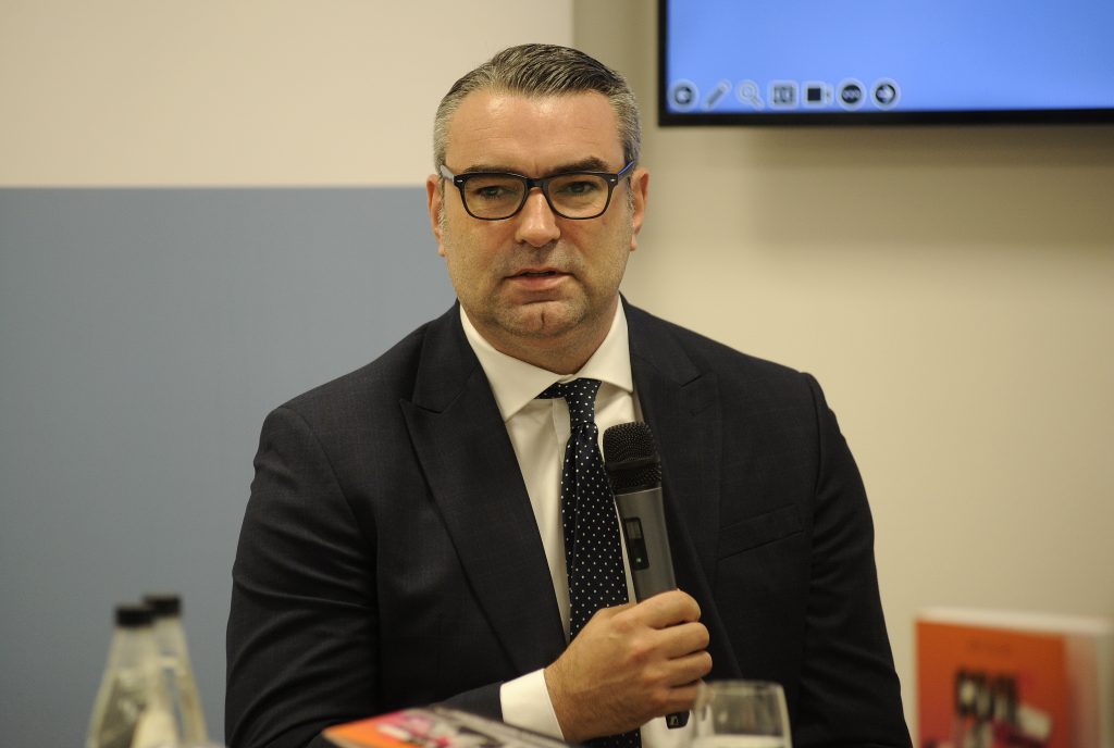 A Századvég Kiadó és a Századvég Közéleti Tudásközpont Alapítvány szervezésében mutatták be Béky Zoltán „Civil (?) a pályán – A közvélemény-befolyásolás irányai és módszerei az újmédia világában” című könyvént. Az 544 oldalas, alaposan dokumentált kötet január elején jelent meg, a pódiumbeszélgetést Dr. ifj. Lomnici Zoltán alkotmányjogász, a Századvég tudományos igazgatója vezette.  Fotó: Kricskovics Antal